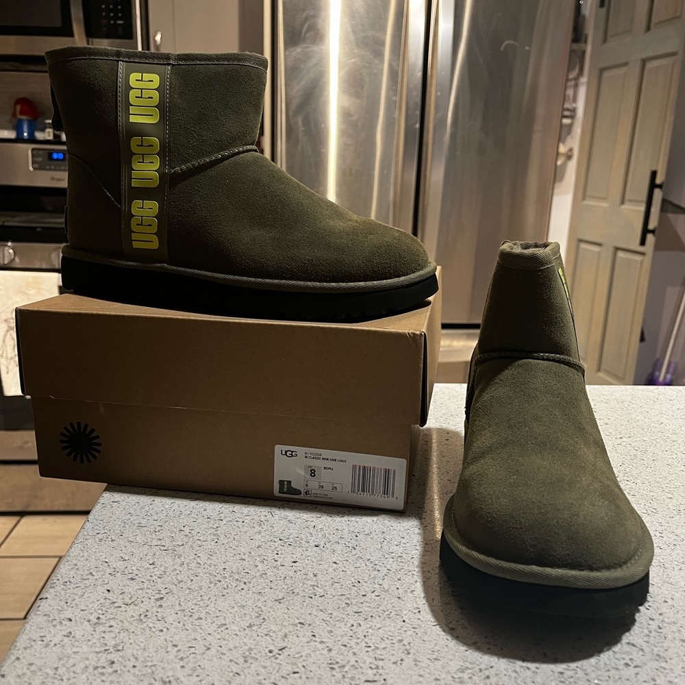 UGG. Mini. BRAND NEW, size 8